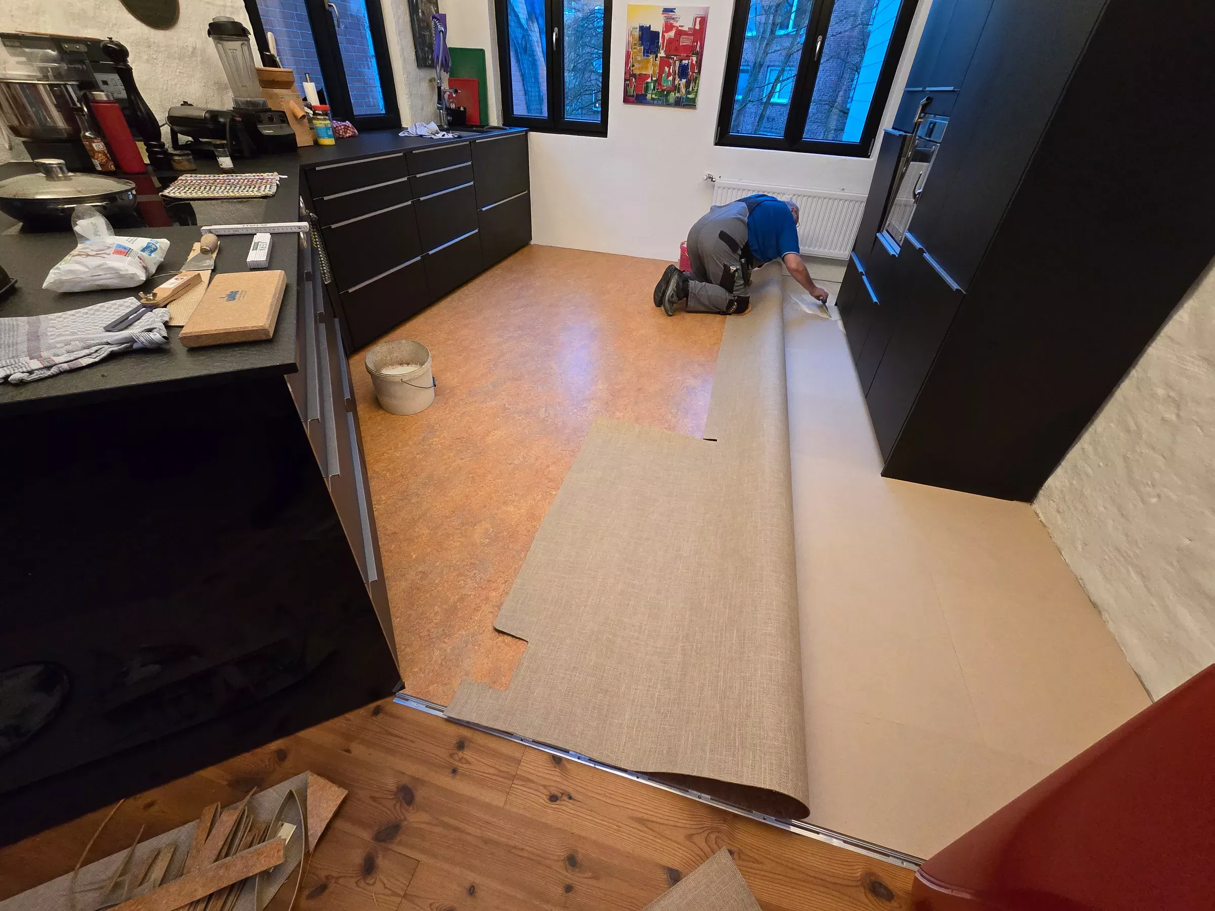 Bodenleger bei der Arbeit
