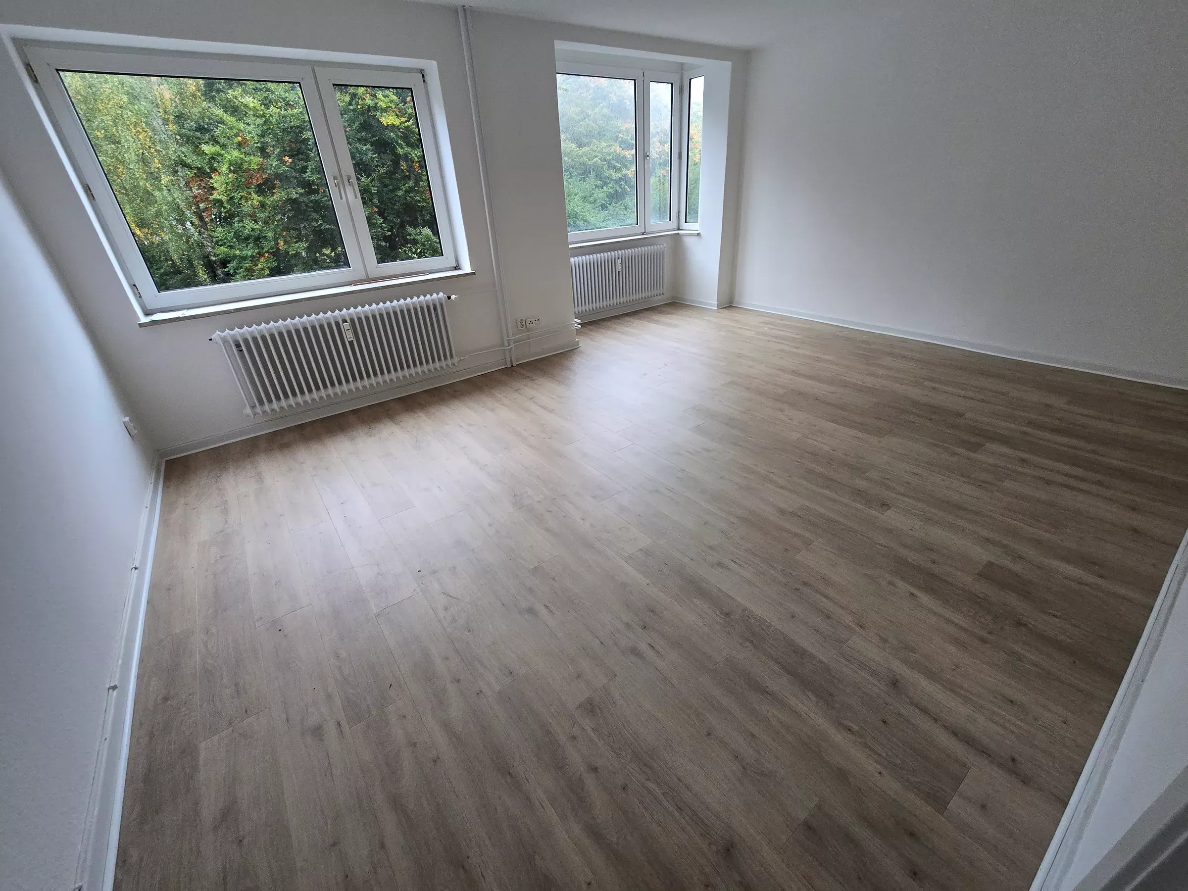 Wohnraum mit hellem LVT-Boden