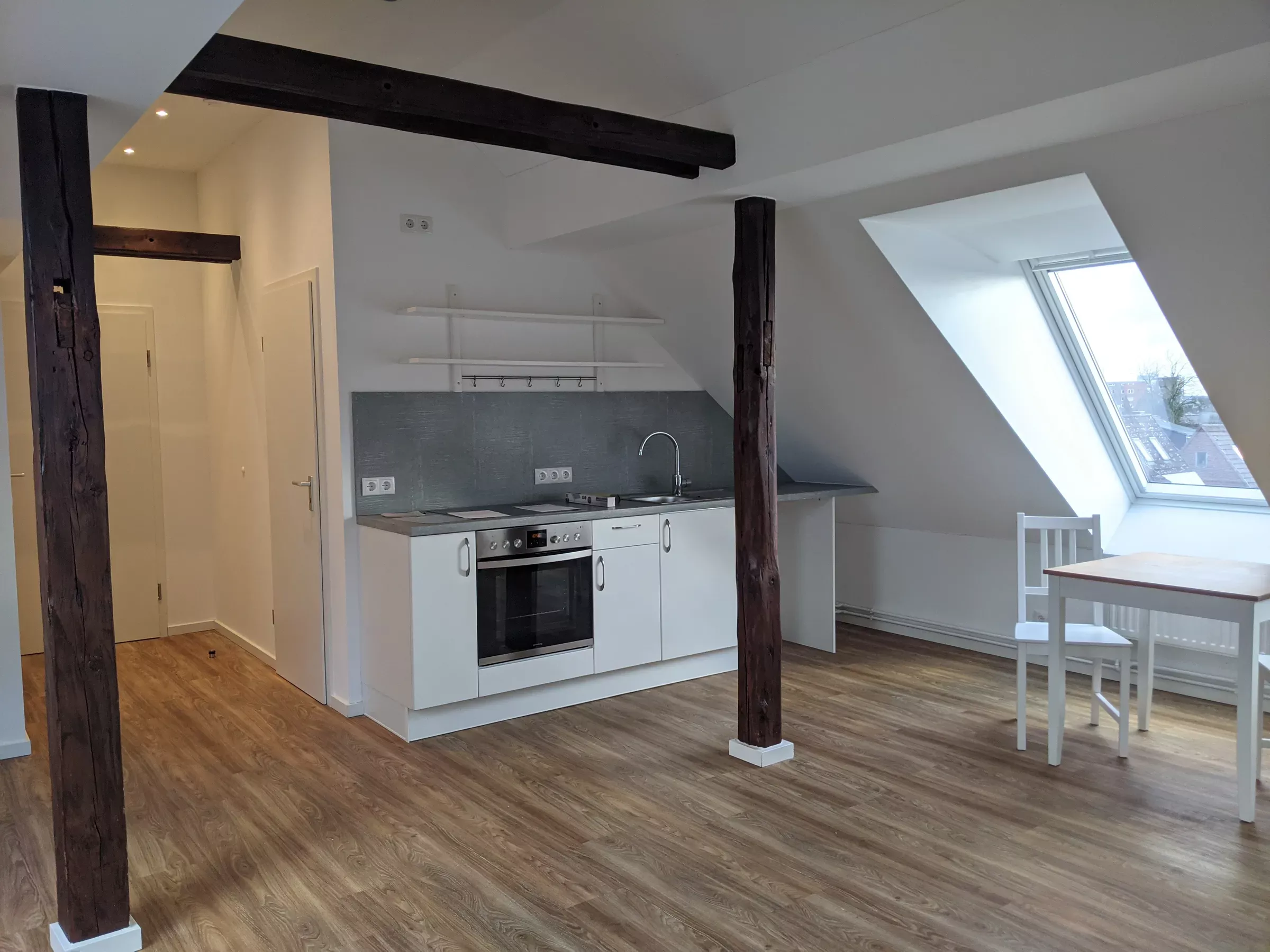 Dachgeschoss mit Holzbalken und neuem Boden