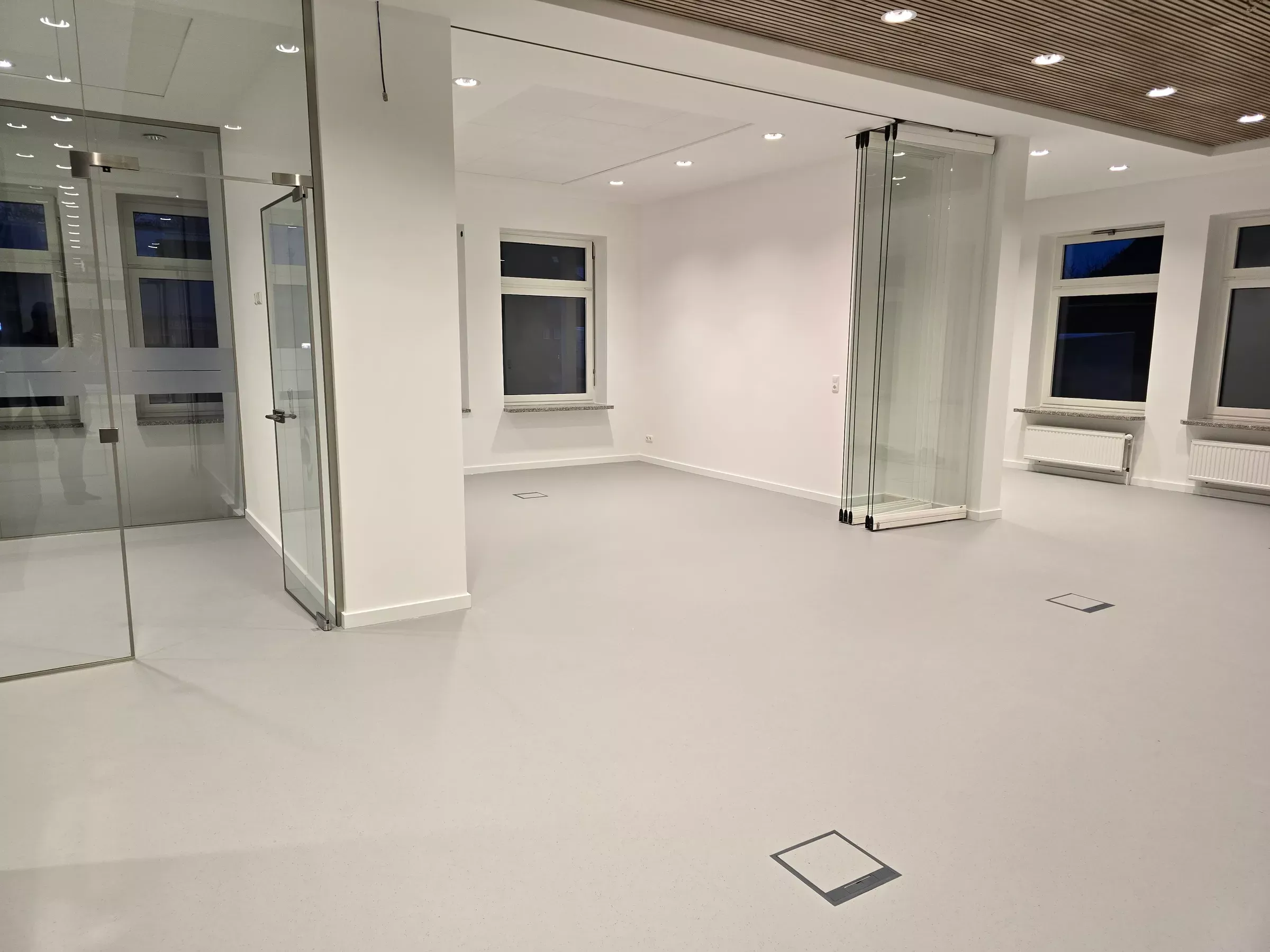 Moderner Raum mit professionell verlegtem Boden