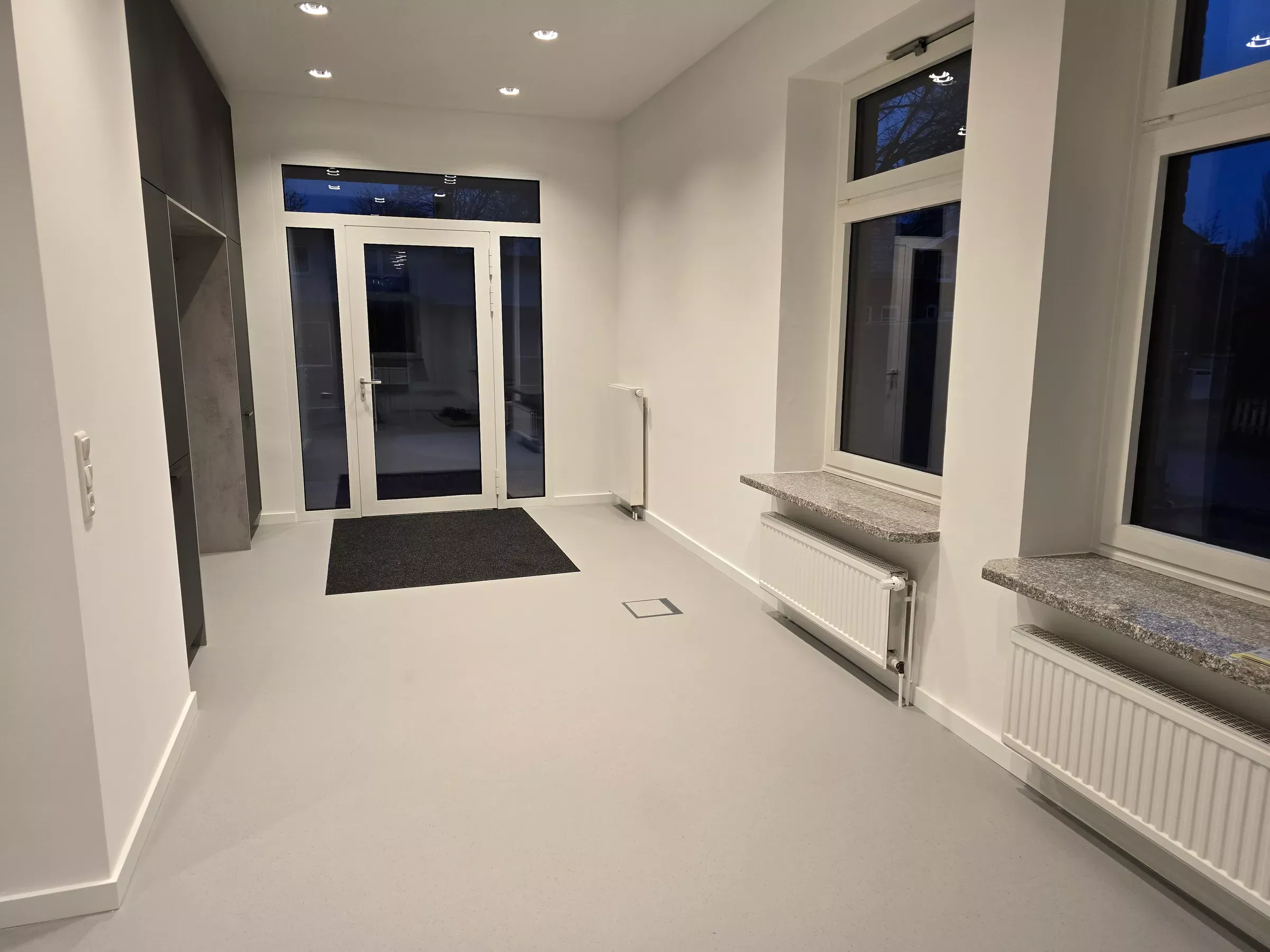 Fugenloser Boden im sanierten Eingangsbereich